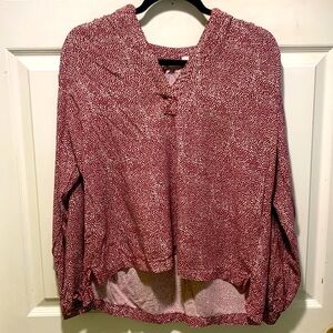 Adorable GAP V-Neck Mulberry Top with White Pattern Women’s L